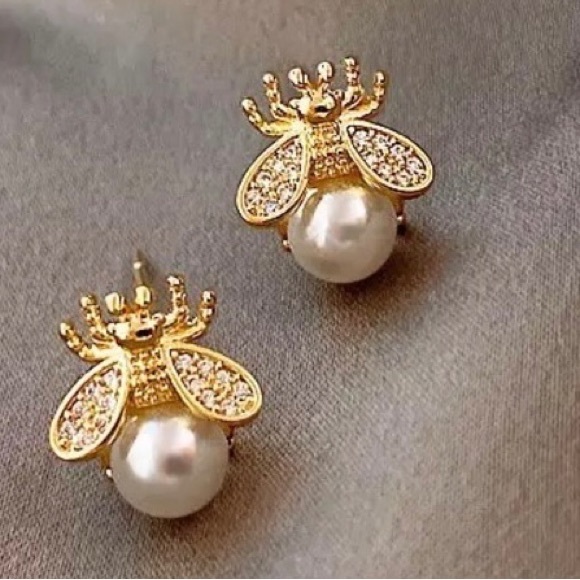 💰 3 For $15 Deal❗️💰Bee Pearl Earrings - Picture 1 of 4